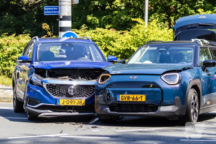 Botsing tussen twee auto's leidt tot ziekenhuisopname