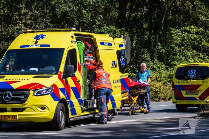 Botsing tussen twee auto's leidt tot ziekenhuisopname