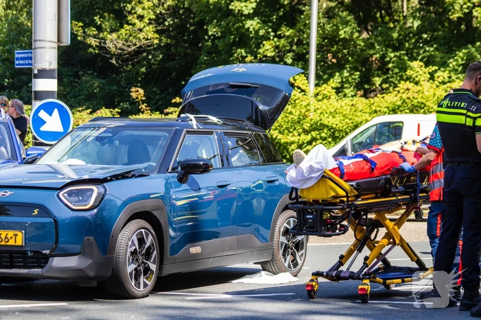 Botsing tussen twee auto's leidt tot ziekenhuisopname