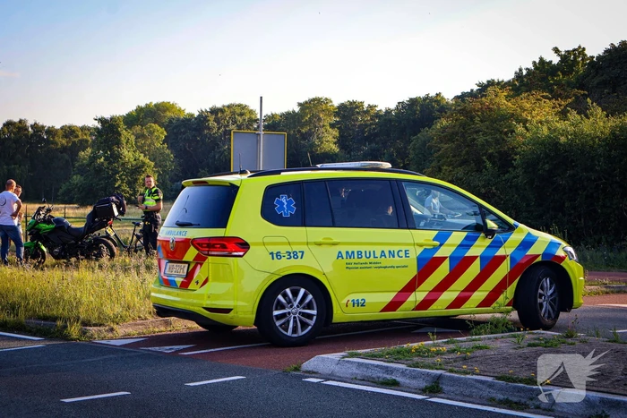 Ongeval tussen motorrijder en fietser leidt tot verwondingen