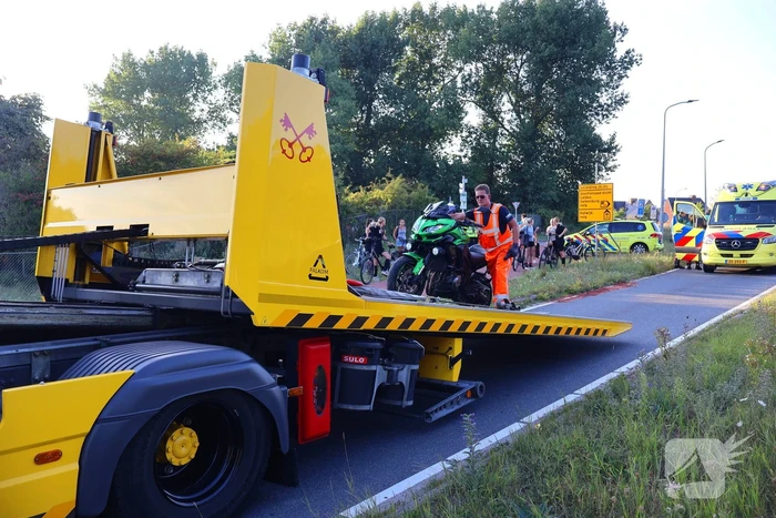 Ongeval tussen motorrijder en fietser leidt tot verwondingen