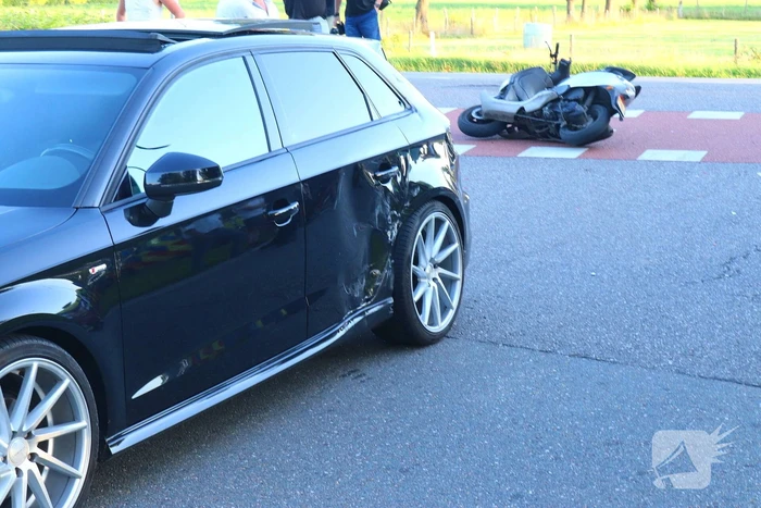Scooterrijder gewond bij aanrijding met auto
