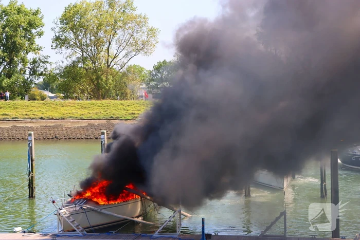 Brand in pleziervaartuig veroorzaakt rookpluimen