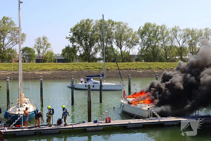 Brand in pleziervaartuig veroorzaakt rookpluimen