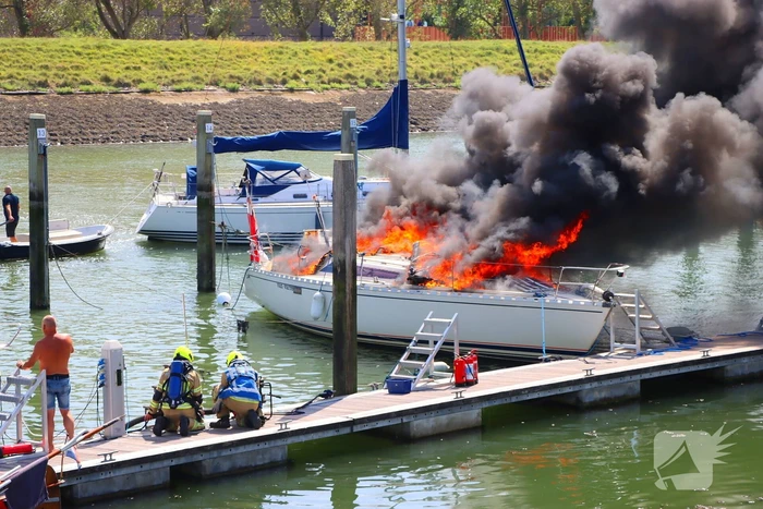 Brand in pleziervaartuig veroorzaakt rookpluimen