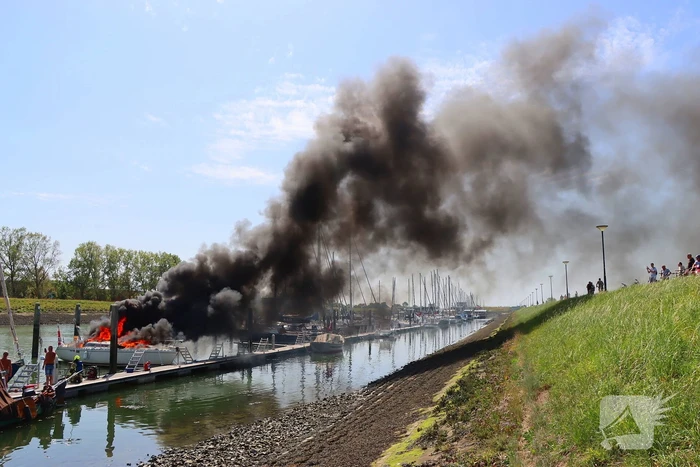 Brand in pleziervaartuig veroorzaakt rookpluimen