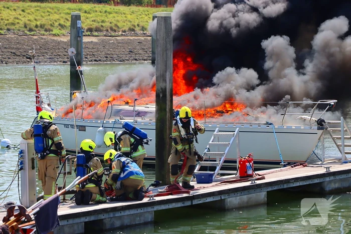 Brand in pleziervaartuig veroorzaakt rookpluimen