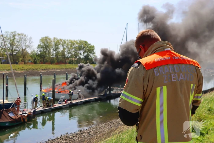 Brand in pleziervaartuig veroorzaakt rookpluimen