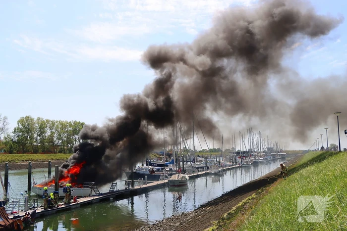 Brand in pleziervaartuig veroorzaakt rookpluimen