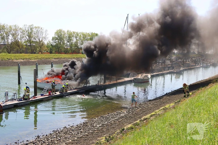 Brand in pleziervaartuig veroorzaakt rookpluimen