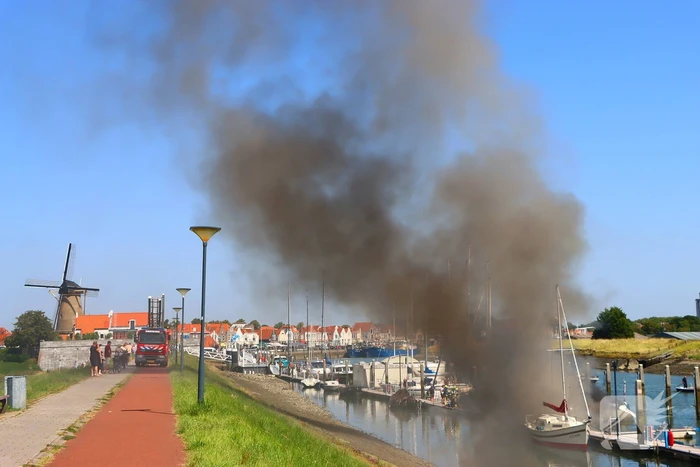 Brand in pleziervaartuig veroorzaakt rookpluimen