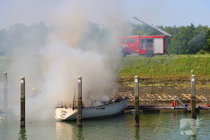 Brand in pleziervaartuig veroorzaakt rookpluimen