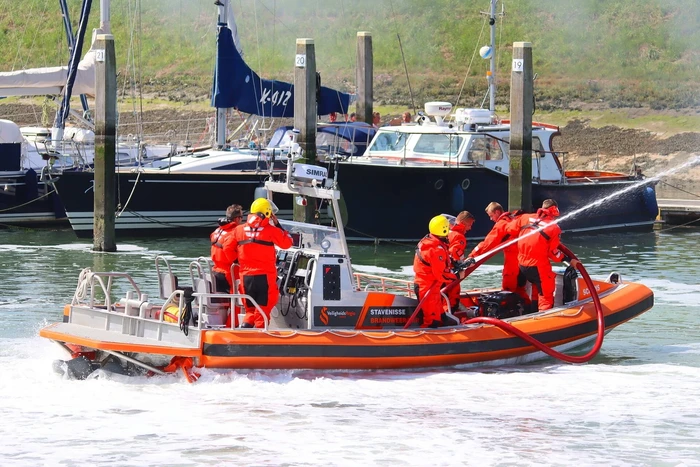 Brand in pleziervaartuig veroorzaakt rookpluimen