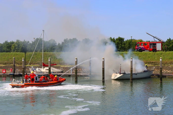 Brand in pleziervaartuig veroorzaakt rookpluimen
