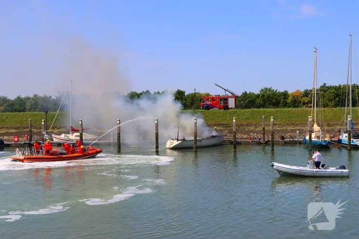 Brand in pleziervaartuig veroorzaakt rookpluimen