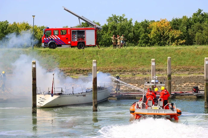 Brand in pleziervaartuig veroorzaakt rookpluimen