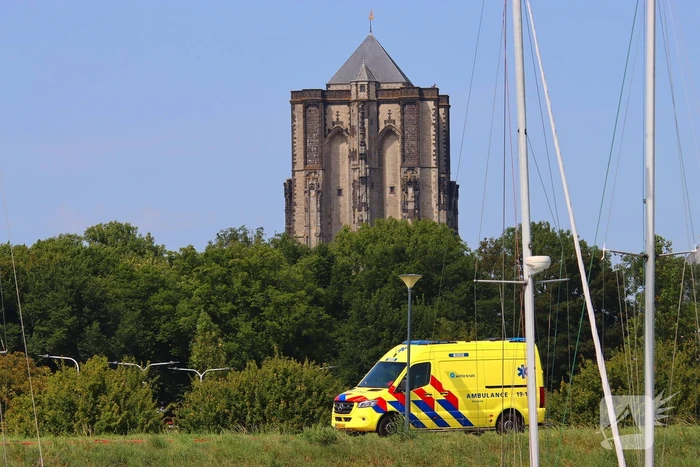 Brand in pleziervaartuig veroorzaakt rookpluimen