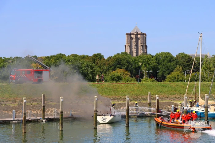 Brand in pleziervaartuig veroorzaakt rookpluimen