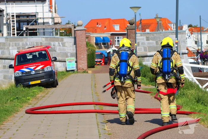 Brand in pleziervaartuig veroorzaakt rookpluimen