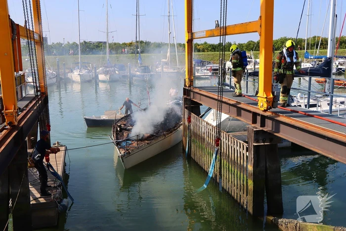 Brand in pleziervaartuig veroorzaakt rookpluimen