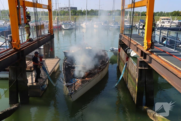 Brand in pleziervaartuig veroorzaakt rookpluimen