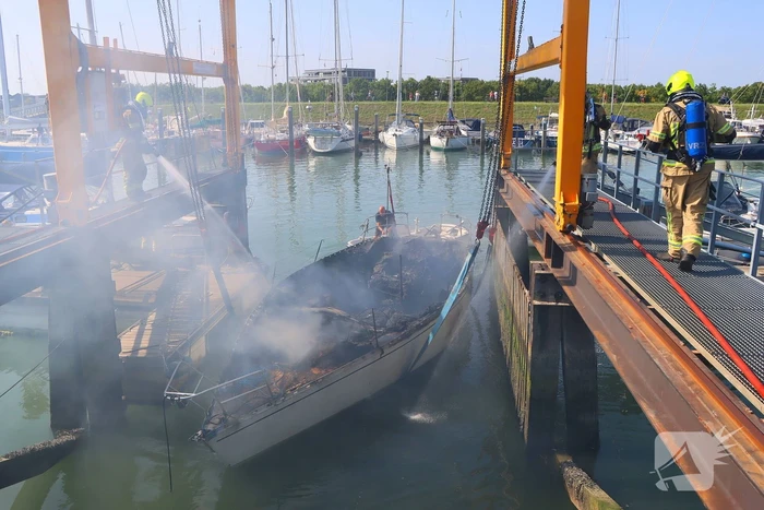Brand in pleziervaartuig veroorzaakt rookpluimen