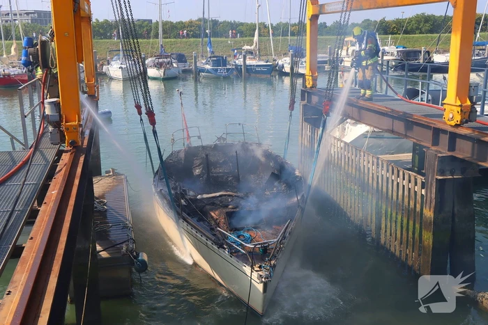 Brand in pleziervaartuig veroorzaakt rookpluimen