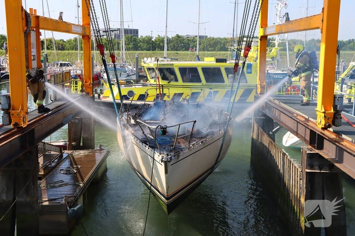 Brand in pleziervaartuig veroorzaakt rookpluimen