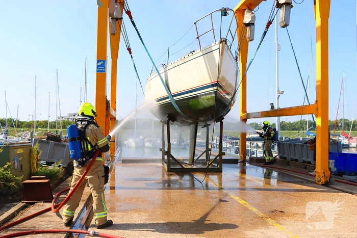 Brand in pleziervaartuig veroorzaakt rookpluimen