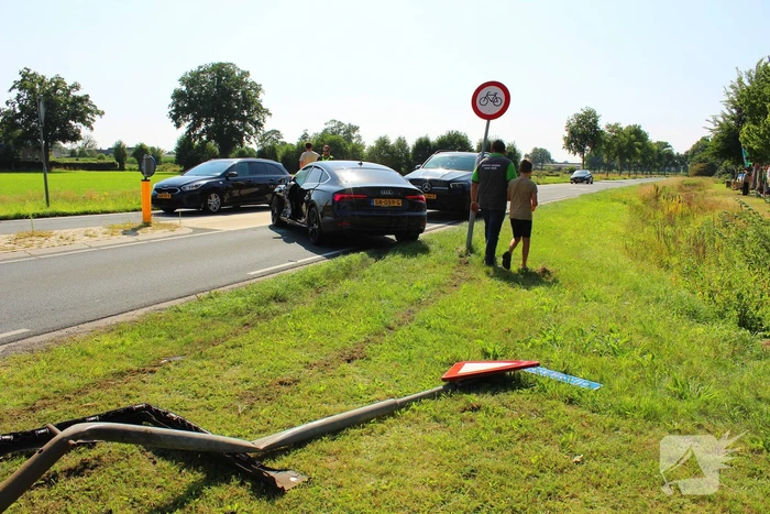 Verkeersbord geraakt door ongeluk