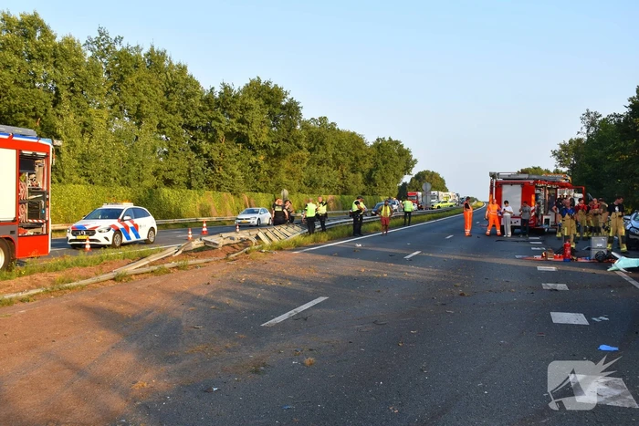 Klapband zorgt voor gewonden en enorme ravage