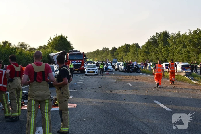 Klapband zorgt voor gewonden en enorme ravage