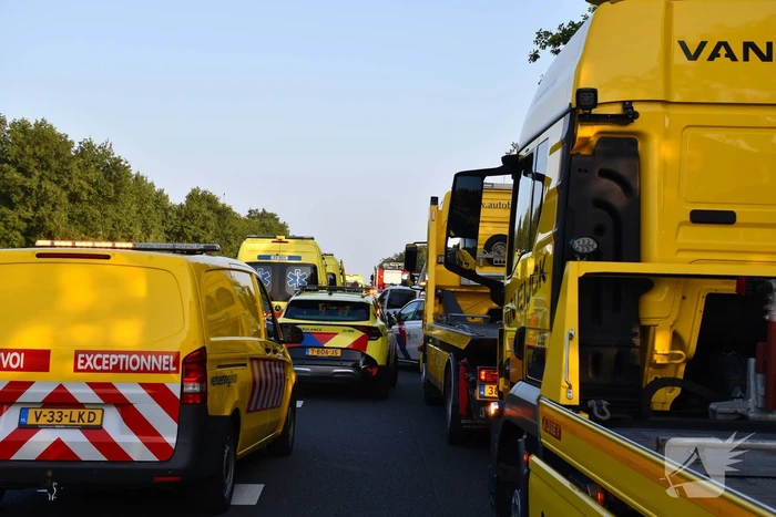 Klapband zorgt voor gewonden en enorme ravage