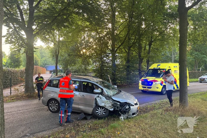 auto botst tegen boom na klapband
