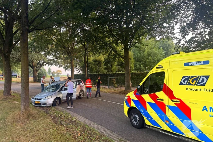 auto botst tegen boom na klapband