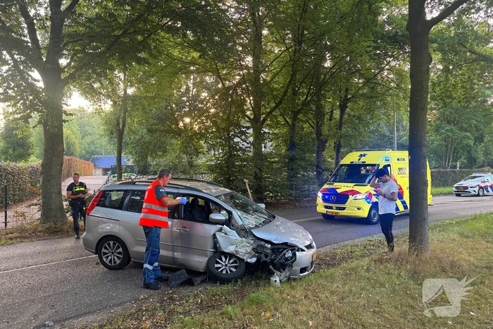 auto botst tegen boom na klapband