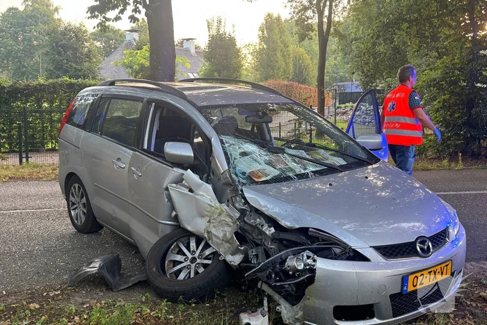 auto botst tegen boom na klapband