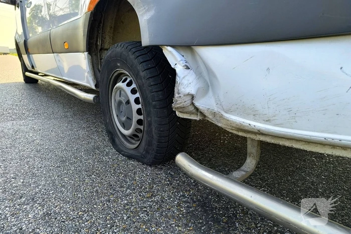 Bestelbus en auto botsen