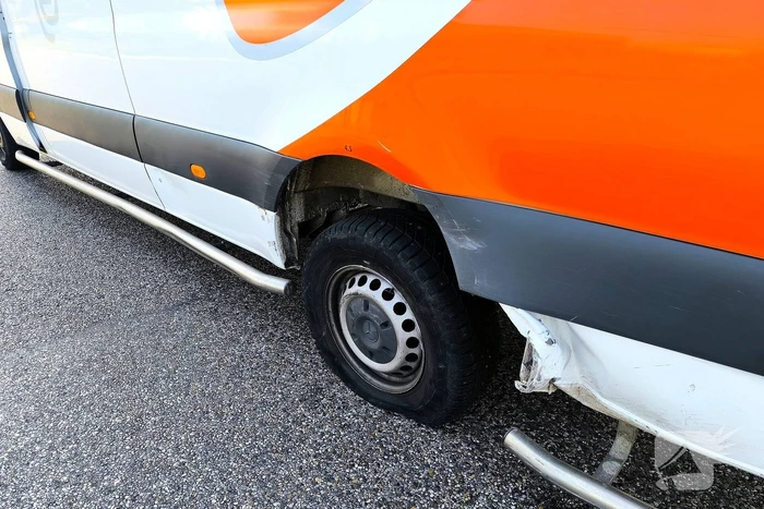 Bestelbus en auto botsen