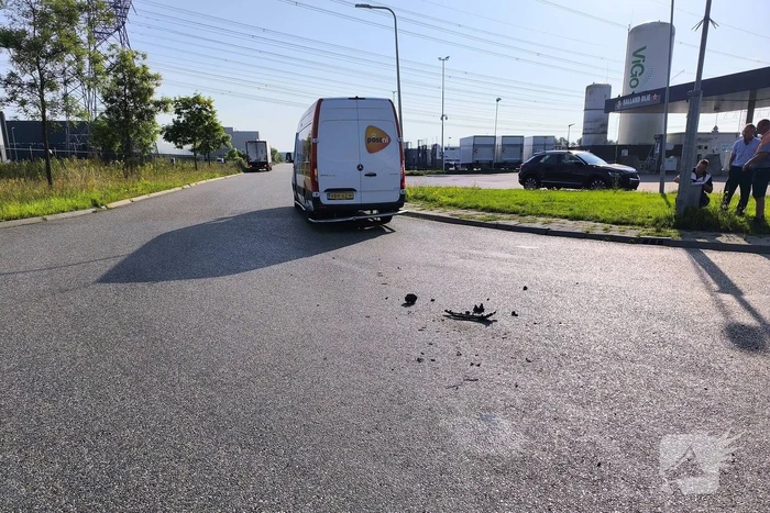 Bestelbus en auto botsen