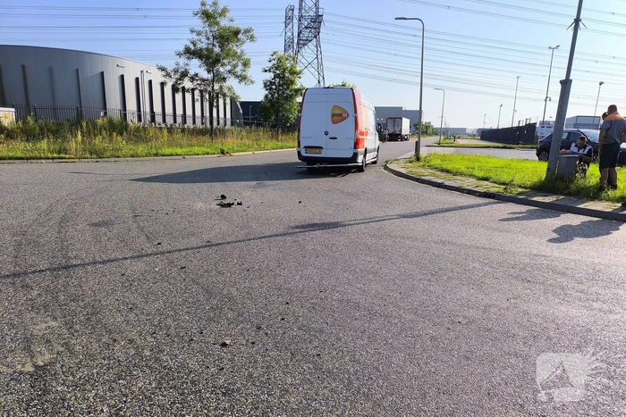 Bestelbus en auto botsen