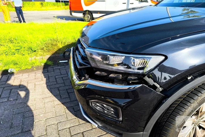 Bestelbus en auto botsen