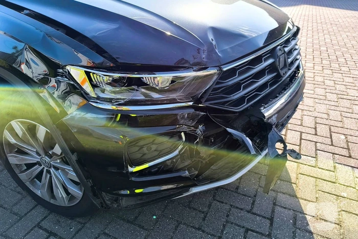Bestelbus en auto botsen