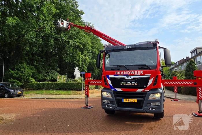 Brandweer verwijdert gevaarlijk hangende takken boven buurtmoestuin moestuin