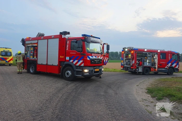 Auto rijdt van dijk af en slaat voorover