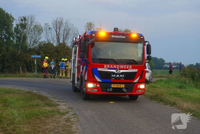 Auto rijdt van dijk af en slaat voorover