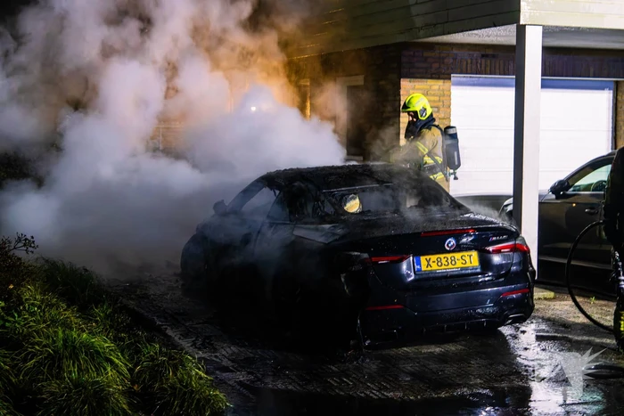 Brand in auto naast woning geblust
