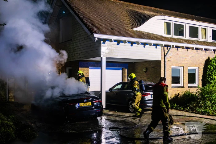 Brand in auto naast woning geblust