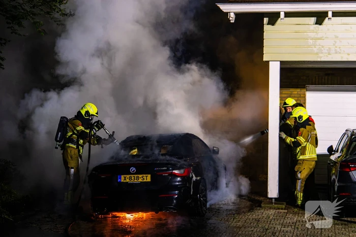 Brand in auto naast woning geblust