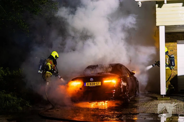 Brand in auto naast woning geblust